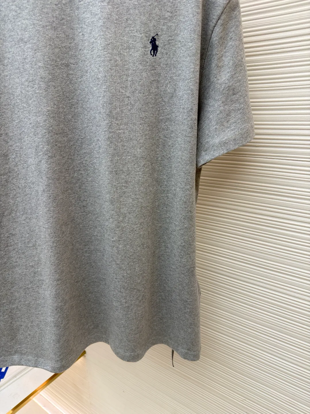 Ralph Lauren logo embroidered short sleeves ●Original version: Purchased and developed for 990 ●Item number: 1682484-X80 ●Material: linen soft plain fabric ●Technology: embroidery production ●Color: gray ●Version: Fitted version ●Weight: about 295 grams ●Size: S-M-L-XL ●Description: Customized cotton and linen soft plain fabric, delicate touch, comfortable and close to the skin, with deep black as the main color Exquisite red pony logo is embellished throughout. It is highly recognizable. It brings an atmosphere of freedom and vitality. A symphony of pure and smart colors. It outlines a high-end outline with extreme simplicity and becomes the smart focus of the vision. It shows taste in silence and adopts imported machine embroidery technology. It uses advanced computer control system and precise mechanical components to realize the iconic pony embroidery operation. High precision. The lines are smooth and delicate. The fabrics have been washed. It has a better hand feel and texture. It is not easy to deform and not shrink. Not easy to fade and maintain long-lasting beauty. The overall wiring is straight and delicate, the fabric is comfortable and soft, and the color is consistent without color difference. It can be matched with the same style to create a fashionable look and control various occasions. Customized accessories, complete with three standards, same style for men and women!
